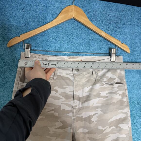 Levi’s 720 High-Rise Super Skinny Women’s Size 28 Camo White Beige Stretch - Picture 3 of 16